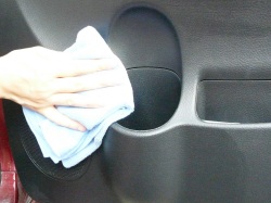 中性タイプの車内用クリーニング/ルームクリーナー洗浄成分はファブリック・樹脂・革（合皮）シートなど多様な素材に優しい洗剤です。