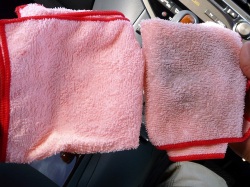 車内掃除クリーナーを使って車の中の汚れを拭き取った後のクロスはこのとおり！使用前のクロスと比べると、車内の汚れ落ちが一目瞭然！