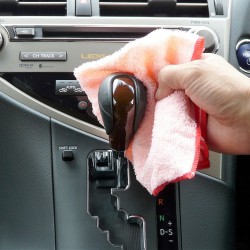車の運転時には必ず触るシフトレバーのベタつき・ネチャネチャ汚れは車内掃除専用クリーナーで拭きとり、除去して快適なドライブを！
