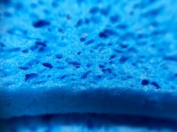 一般に市販されているスポンジ素材の洗車拭き上げ用グッズを拡大写真でみるとマイクロファイバーセームの異次元の緻密さが分かります