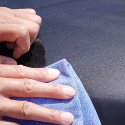 洗車後の拭き上げにマイクロファイバーセームを使っていれば、そのまま軽くなじませるように汚れやシミを拭き上げればスッキリ除去