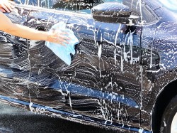 洗車用クロスとして開発されたムートンクロスは泡持ちがよくソフトな繊維で吸い付くように汚れを落とし手早く美しい洗車が可能です