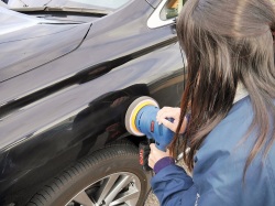 スーパーゼウスは扱いに慣れた方なら女性にでもポリッシャーを使って手早く綺麗に施工することもできるプロ仕様のボディコーティングです