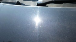 クリーナーコーティング／イージスを施工していない箇所は太陽に照らされて洗車傷・線キズがオーロラマークとなって目立つ状態です