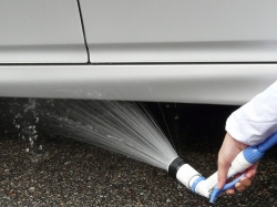 凍結防止剤（塩化カルシウム）が付着した車体の下回りも水をかけて洗い流します
