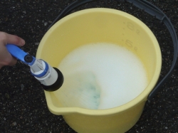 パーフェクトシャンプーを適量バケツに入れ、勢いよく水を注いでシャンプー液を作ります