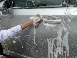 弱アルカリ性のカーシャンプー「パーフェクトシャンプー」のたっぷりの泡で優しく洗車します
