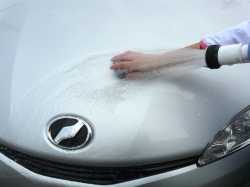 鉄粉取りねんどは、粘土キズを防ぐため水をかけ流しながら車体を滑らせるように作業します