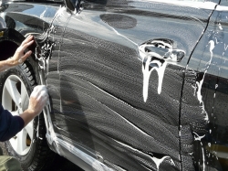 レクサスを中性のカーシャンプー「パーフェクトシャンプー」のたっぷりの泡で優しく洗車します