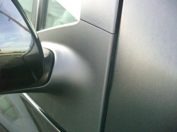 車のコーティング剤『D・アーマー(D・Armor)』の施工により艶やかな新車時の光沢を復活したドアミラーの樹脂部分のアップ画像
