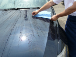 高級マイクロファイバークロス【極】を使った洗車後の拭き上げ検証実験の様子（拭き始め）