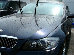 カーシャンプー『パーフェクトシャンプー』で洗車をする際は、まず車のボディーについた汚れを水を勢いよくかけて洗い流します