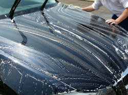 洗車は洗車スポンジにカーシャンプーのシャンプー液とクリーミーな泡をたっぷりとって、車のボディーを優しく縦・横に洗うようにします　