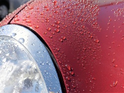 ダイハツミラジーノにカー用新型撥水コーティングを施工した直後の撥水。ボディはもちろんのこと、モールやメッキ、プラスチックにも施工可能