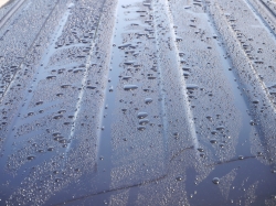 通常のカーコーティングなら施工しにくい背の高いダイハツタントなどの車のルーフも新型コーティングなら簡単に楽々施工できる