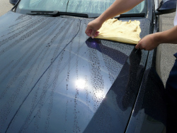セーム革（本革）を使った洗車後の拭き上げ検証実験の様子（拭き始め）
