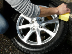 タイヤコーティング剤をタイヤ用ースポンジにワンプッシュ程度ずつ垂らしすり込むように、数回に分けて薄く塗り伸ばしていきます