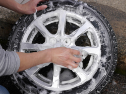 洗車用カーシャンプーでアルミホイールとタイヤを洗車して汚れを落としホイールコーティングやタイヤコーティングの下地処理をします