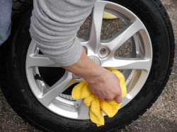 鉄粉と汚れをきれいに洗い落としたらマイクロファイバークロス</u></font></a>などで水滴を完全に拭き取ります