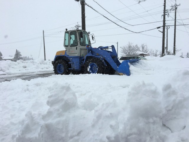 昨日も大雪で会社前の駐車場をショベルカーで除雪してもらって綺麗になったのに