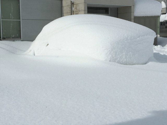 入り口近くにこんもりしたかまくらのような雪の大きなかたまりが