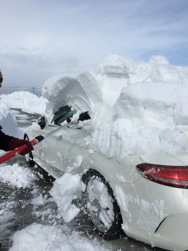 ２時間くらいすると除雪車が来てくれたので何とか掘り出して道まで動かし、クルマに積もった雪を落とします