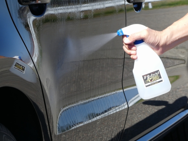 鉄粉除去剤は基本的に洗車前のボディに1パネルずつスプレーして使用します