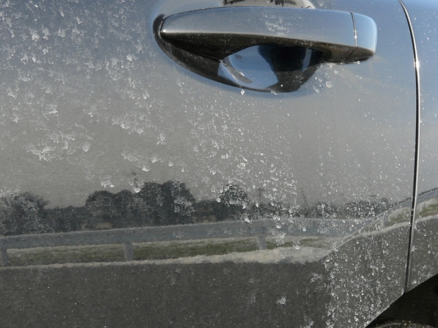 冬場の凍結防止剤(塩カル)がびっしりこびりついた車のボディ