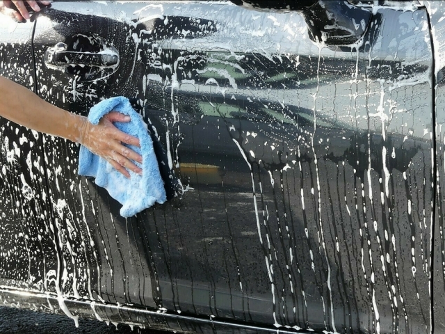 鉄粉除去剤をスプレーして鉄粉を分離除去しやすくしたらシャンプー洗車。ムートンクロスで洗車すれば鉄粉を絡め取りさらに除去効果アップ