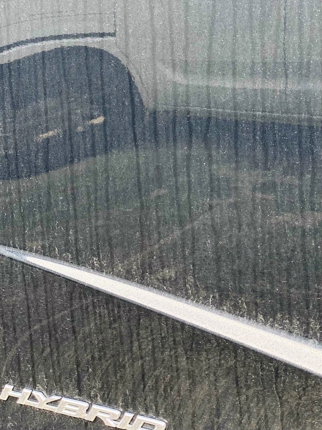 雨ジミ イオンデポジット 水垢 を落としていないレクサスRXのドアはボディ表面のシミにさらに汚れが引っ掛かって汚れの連鎖状態
