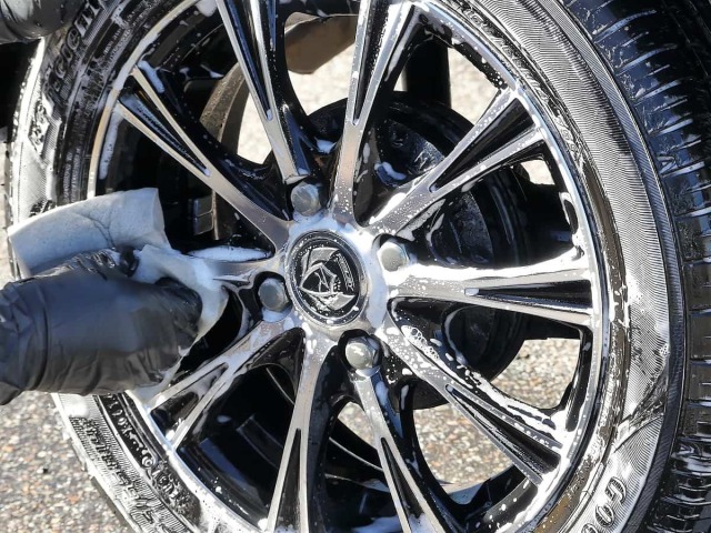 柔軟性のある特殊なウレタンを使用しキメ細かな泡立ちで洗車の作業性を高めた洗車スポンジ。優れた柔軟性でホイールの隙間の汚れも落とす