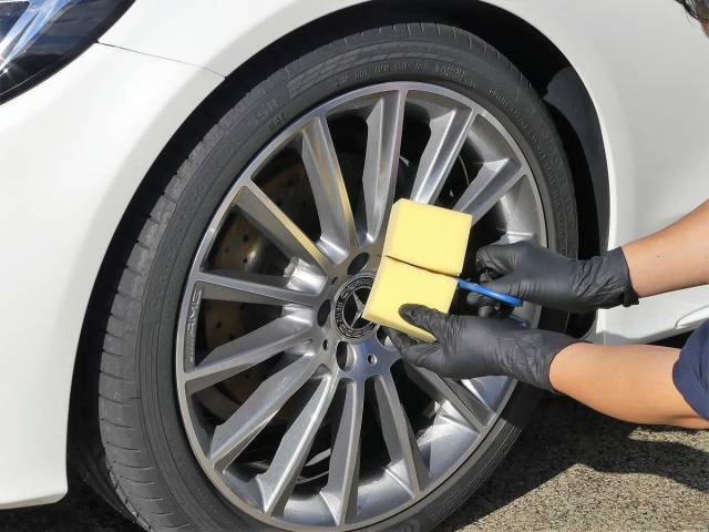 お好みのサイズにカットでき、コンパウンドごとの使い分けにも！耐久性に優れたコンパウンド磨き・タイヤコーティング専用のスポンジ