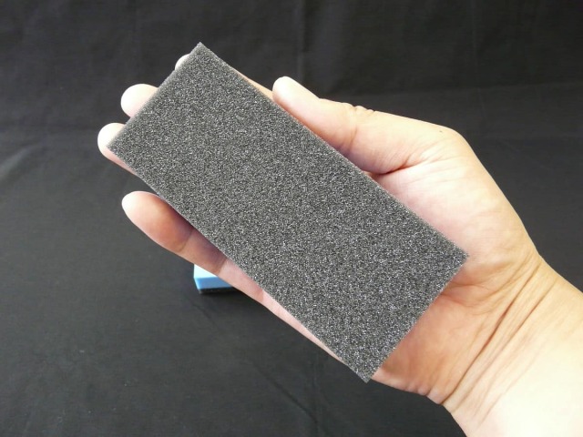 手で包み込める絶妙な大きさで手や指への負担を軽減し、施工性・ホールド性にも優れた大判のコーティングスポンジ(ロングタイプ)。