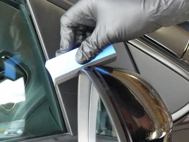 背板をカーブさせ、全体を細くしたコーティングスポンジ(ソリッドタイプ)は、手や指への作業負担を軽減し、細部への施工もスムーズ