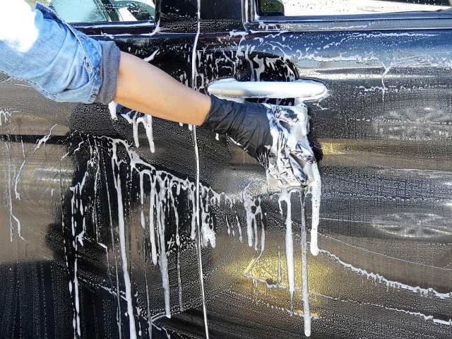 洗車ケア用の洗車スポンジは柔軟性のある特殊ウレタンを使用し、キメ細かな泡立ちで細かい隙間や曲面の汚れもしっかり落とします