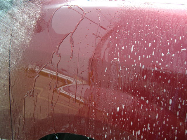コーティング施工車を中性シャンプー（マイルドケアシャンプー）で洗車。すすぎ洗いの泡切れ