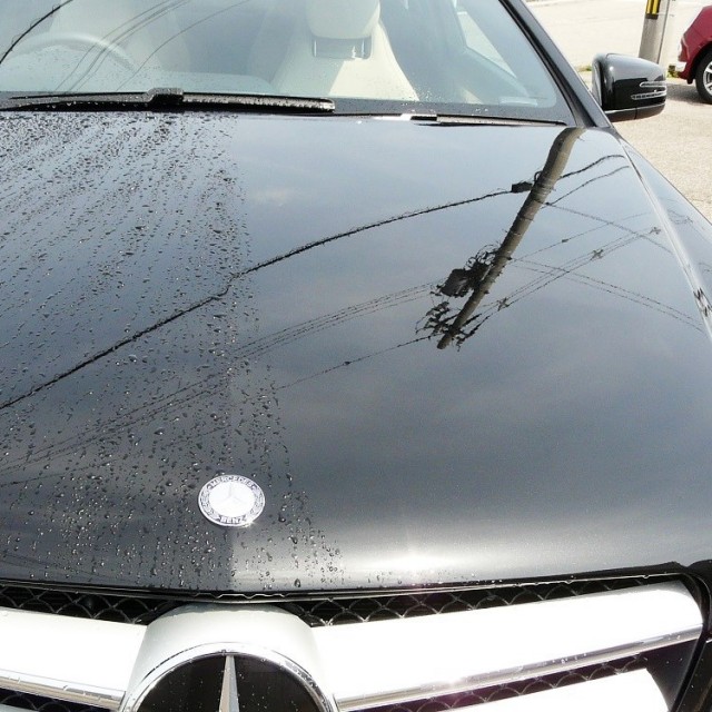 車のボンネットなど広い箇所の水滴を拭き上げる際はセームを広げた状態で一気に拭き上げると水滴をスパッと一発で拭き切ることができます