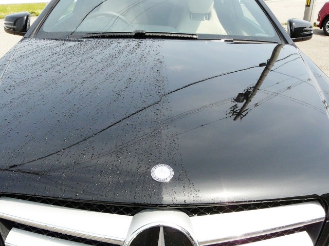 車のボンネットなど広い箇所の水滴を拭き上げる際はセームを広げた状態で一気に拭き上げると水滴をスパッと一発で拭き切ることができます