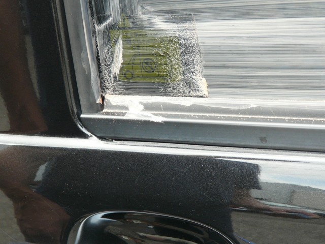 水洗車やすすぎ洗いにも活躍するムートンクロス。マイクロファイバーが隙間のシャンプー残りも根こそぎ除去