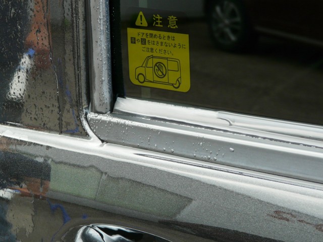 ムートンクロスならスポンジや他のクロス類では決して落とせない狭い箇所の汚れもすっきり掻き出して除去