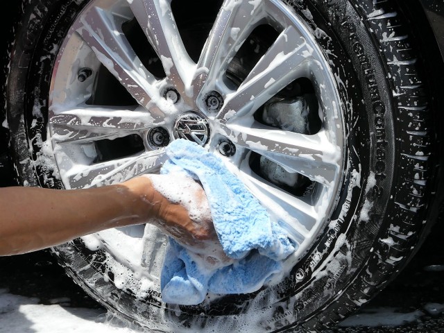 ムートンクロスはアルミホイールに付着したブレーキダスト等の頑固な汚れもその長くパイル加工された毛足で掻き取って落とします