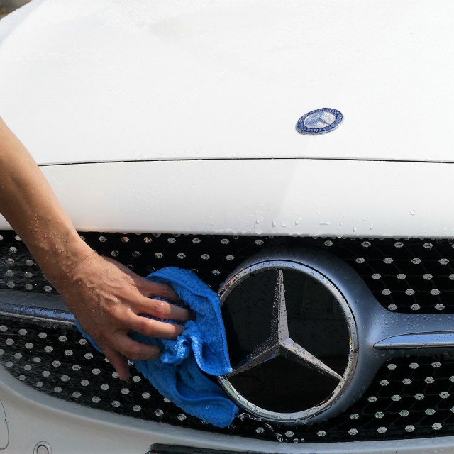 メルセデスベンツCクラスクーペのグリル部分のような細かな個所の洗車・汚れ落としもより繊維の長くなった新しいムートンクロスは大得意