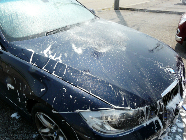 コーティング車用シャンプー『マイルドケアシャンプー』による洗車、すすぎ洗い風景、斜め正面