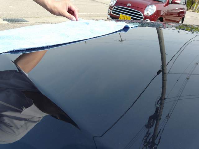 コーティング車用シャンプー『マイルドケアシャンプー』にて洗車した後の水滴の拭き上げ