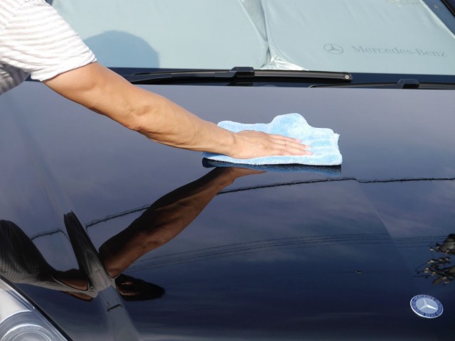 拭き上げた箇所が白っぽく乾いてきたら、別のきれいなクロスで拭き残しの無いようにやさしく乾拭きして仕上げる