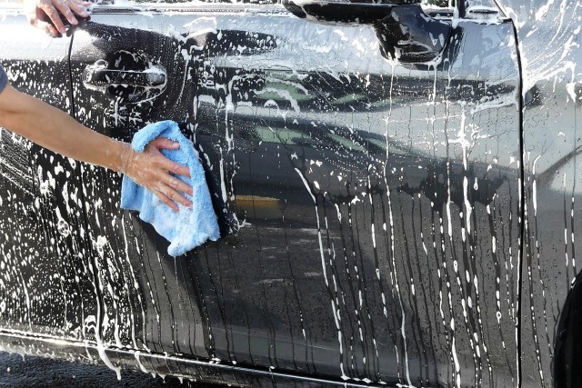 鉄粉除去剤をスプレーして鉄粉を分離除去しやすくしたらシャンプー洗車。ムートンクロスで洗車すれば鉄粉を絡め取りさらに除去効果アップ