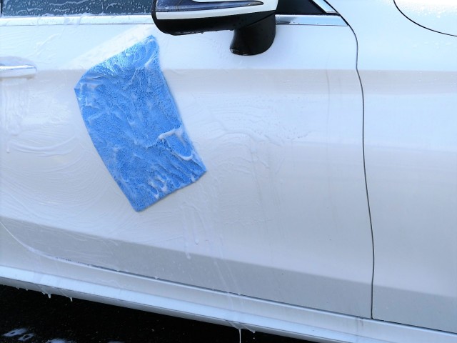 マイルドケアシャンプーはクリーミーな泡立ちと汚れ落としに優れた効果を発揮する中性カーシャンプーで、ムートンクロスは最高の洗車用品