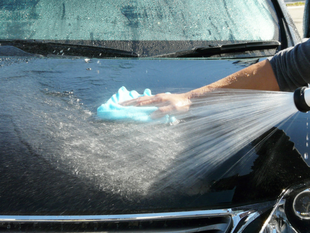 クイックワン・シャンプーの泡が乾かないうちに水をかけて流し、洗車スポンジやクロスを使ってやさしくすすぎ洗いを行います。