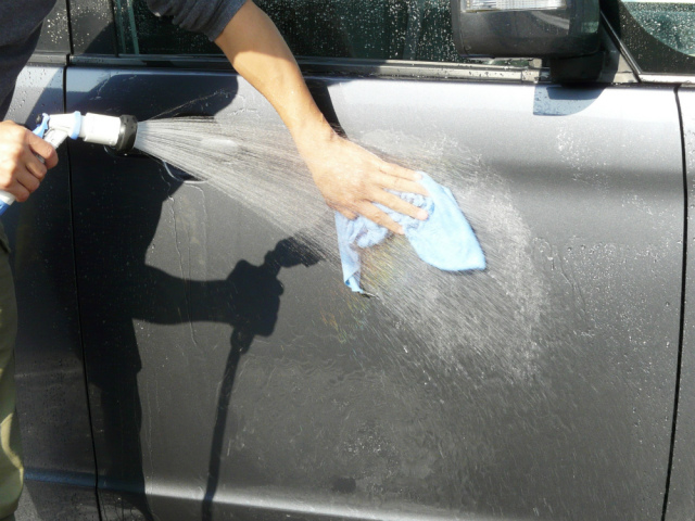 クイックワン・シャンプーで洗車後は水で流しただけではクリーナー成分が白く残るので必ずクロスやスポンジを使ってすすぎ洗いします