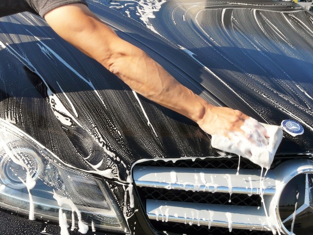 メルセデスベンツCクラスクーペをクイックワンシャンプーで洗車してコーティング前の下地処理と汚れ落としを一発で行っているところ